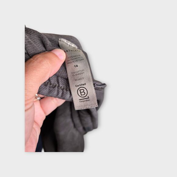 NEW Athleta Women's Farallon Shorts Cypress Green Stretchy 16 Active Utility - Picture 7 of 7